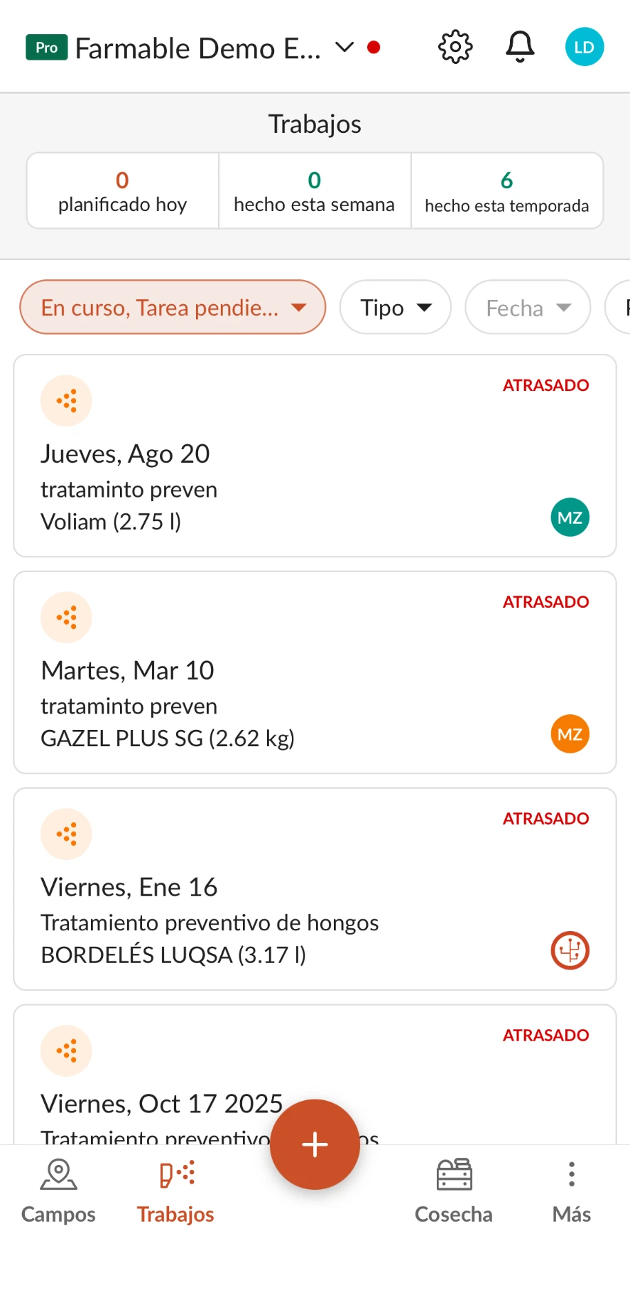 Lista de trabajos en la app Farmable con tratamientos pendientes, filtros y responsables asignados